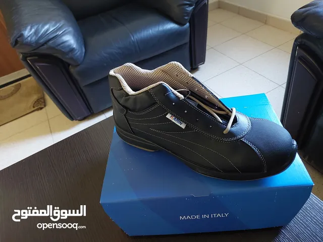 44 Sport Shoes in Tripoli