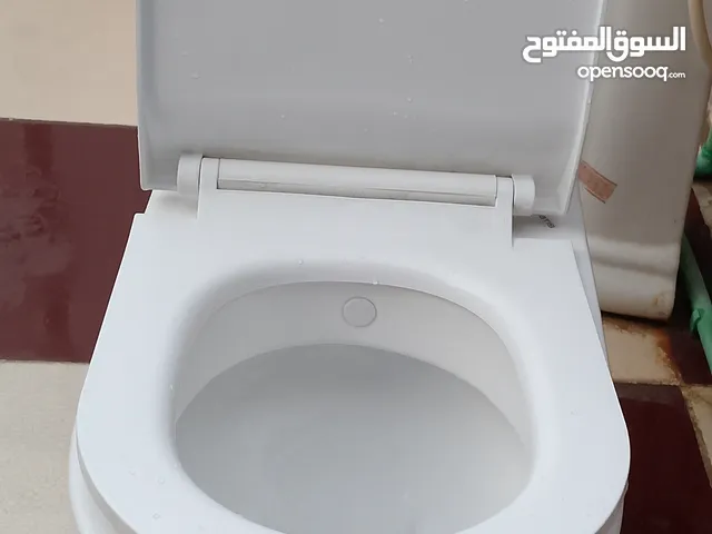 حمام غربي غير مستخدم