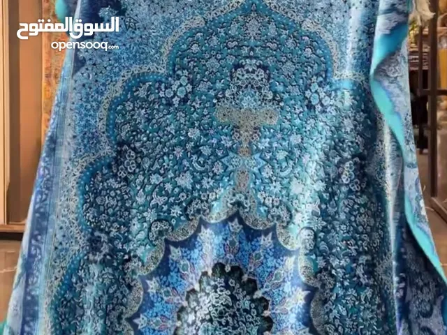 هذه السجادة الحريرية بالكامل، بتصميمها الزهري الدقيق وتركيبة ألوانها الفريدة