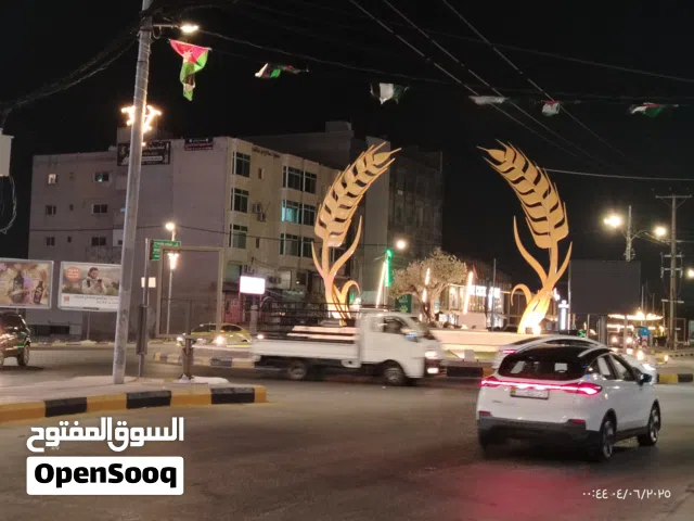 مخزن عدد2 استثماري للبيع مساحتها 100 م قوشان مستقل لكل واحد بنايه جميله منطقه تجاريه حديثة مدخل اربد