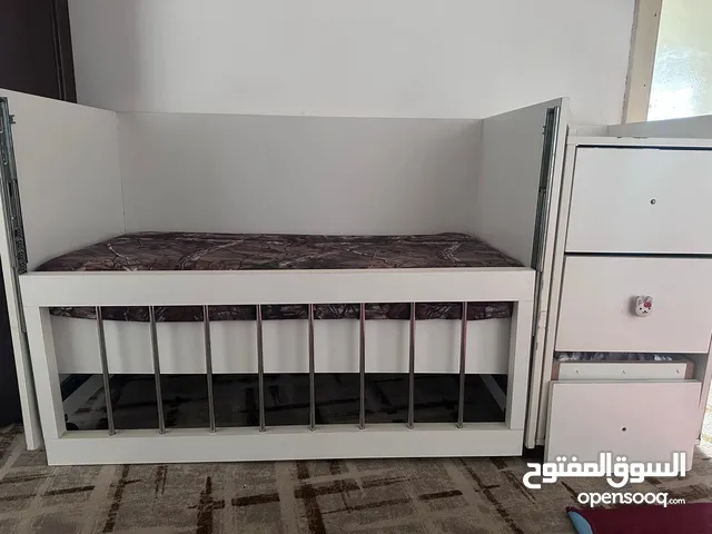 تخت بيبي مستعمل نظيف خشب زان ثقيل مع خزانه جرارات