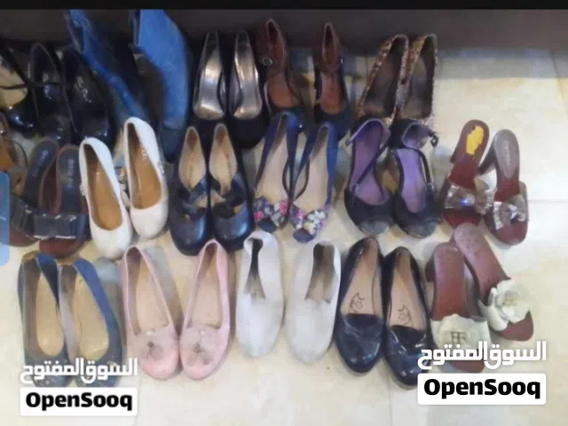 كنادر و صنادل النمره 37 الى 40 او 41 في اشي مستعمل فيش جديد 20 حبه ل 55 دينار قابل التفاوض