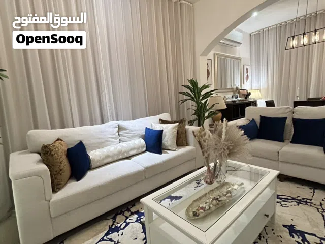 كنب و طاولة طعام للبيع