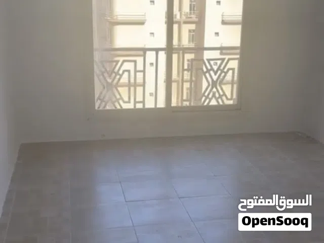 متوفر لعائلات الوافدين شقق للايجار جمب البحر في المهبولة ، اطلالة مميزة وقريبة من جميع الخدمات