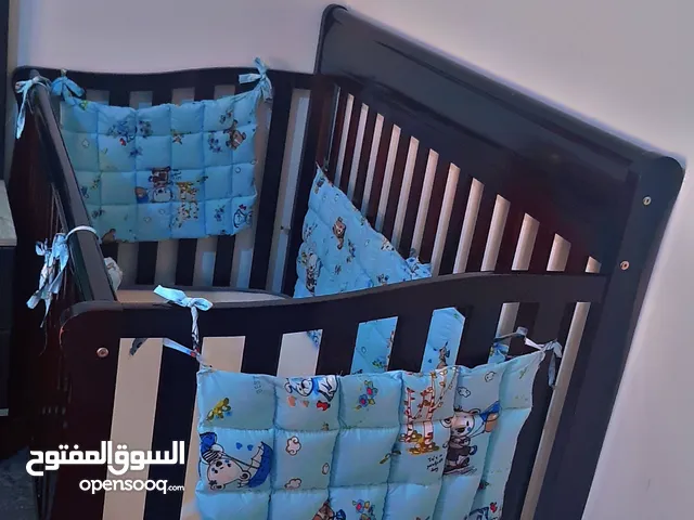 تخت بيبي خشب زان تفصيل للبيع بسعر مغري مع فرشة طبية