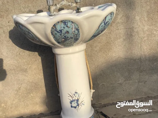 مغسلة مستعملة ونظيفة بيها خلاط شغال