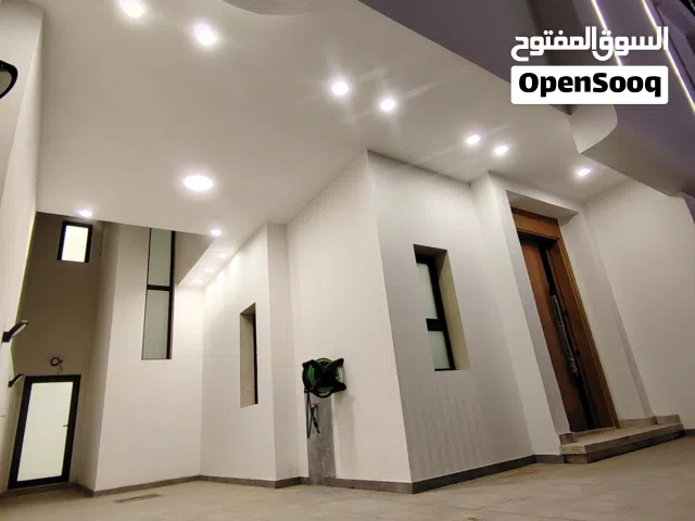 عرض لا يفوت فيلا تشطيب وبناء فاخر في السراج ، وبسعر مناسب جدا