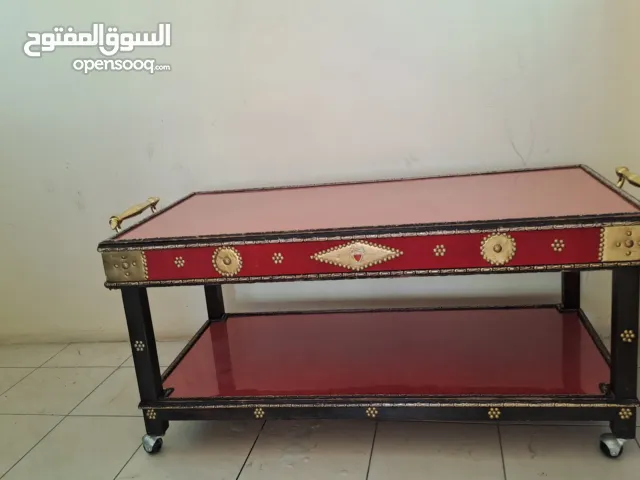 طاولة مجلس متحركة بعجلات حسب الصور المعروضة مستعمل  (جيد).