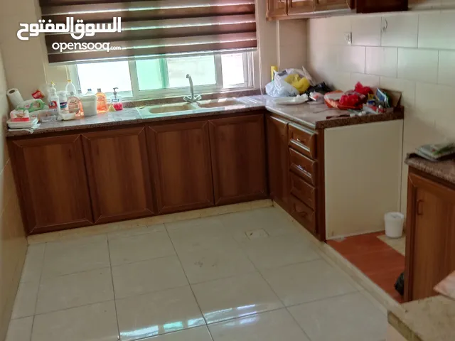 شقة للإيجار في الحي الشرقي 3 غرف نوم مستقلة حمامين مطبخ راكب علوي وسفلي غرفة ضيوف وغرفة معيشة