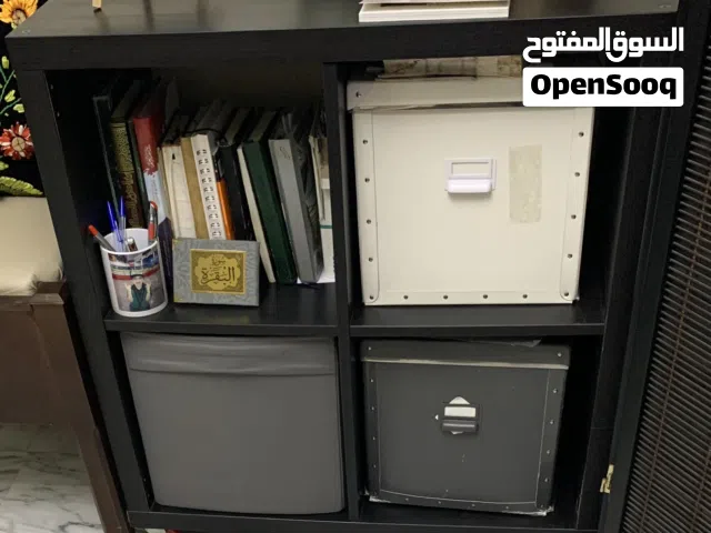 مكتبة رفوف  مع مكتب من ايكيا وبحالة ممتازة