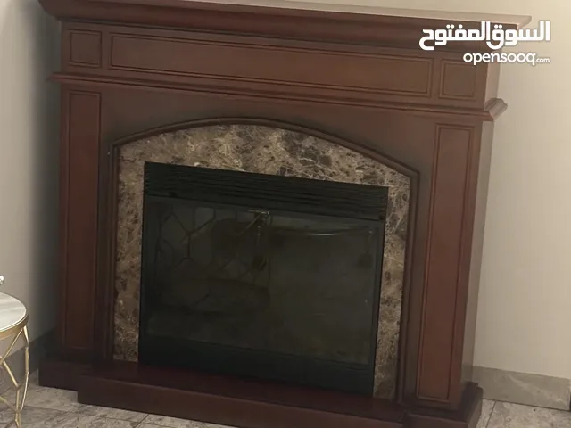 بيع طاولة الطعام مع الكراسي .. و بيع طاولة خشبية