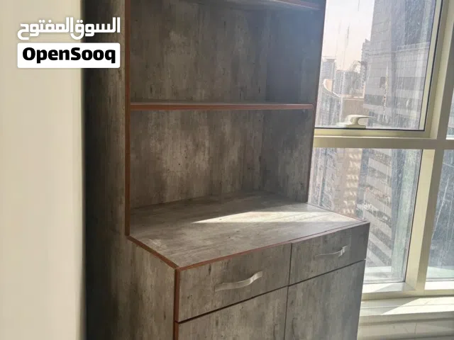 خزانتين خشب مع أرفف وإضاءة LED