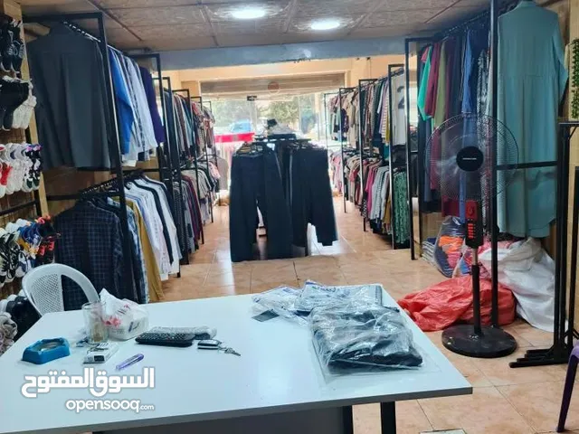 محل للبيع بكامل بضاعتو
