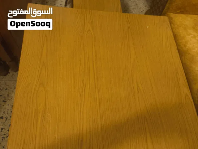 ميز واربع طبلات