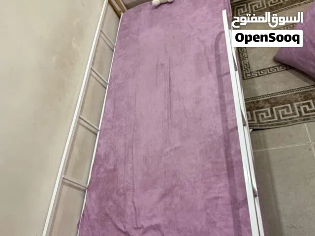 سرير اطفال حاله نظيفه جدا حديد