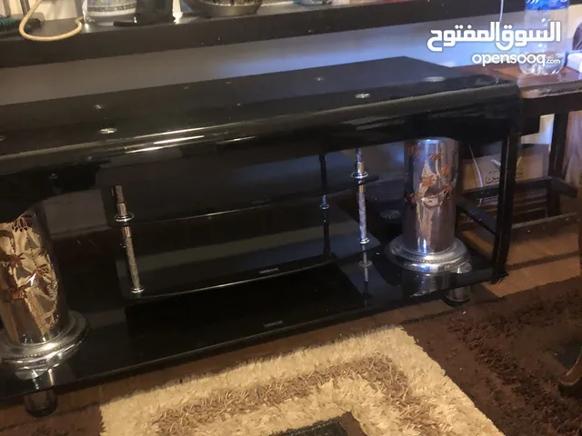 طاولة شاشه زجاج اون اسود جديده بحال الوكاله انيقه وجذابه بسعر مغري