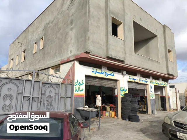 قطعة أرض تجاريه عالطريق الرئيسي مساحتها 700م قائم عليها بناء دورين مساحة البناء 230م مربع