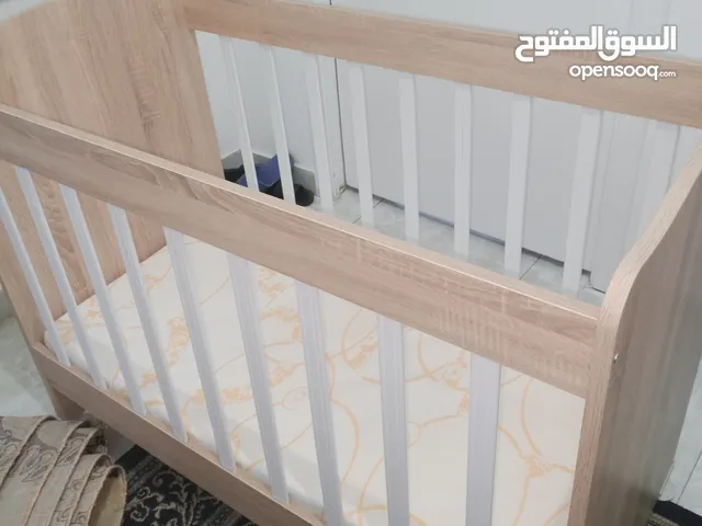 سرير اطفال شبه جديد مستعمل شهرين فقط مع فراش