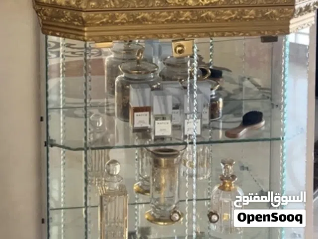 فاترينة زجاج للتحف والعطور