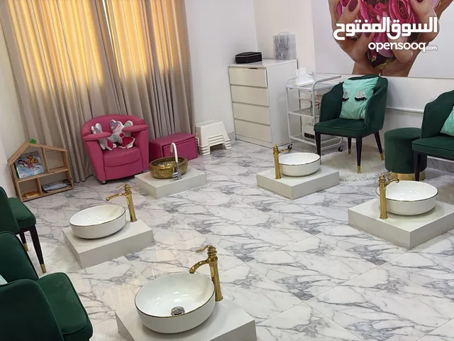صالون وجيم بديكور جميل للبيع