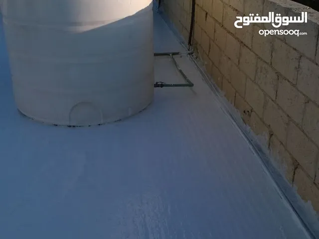عزل الاسطح لمنع تسريب المياه والرطوبة .