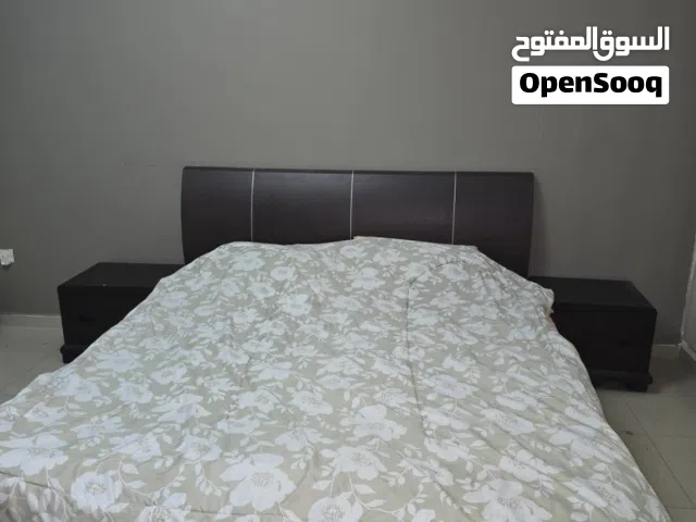 سرير ثنائي بحالة ممتازة مع جرارين جانبيين