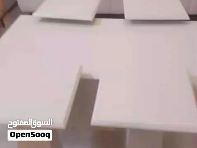 طاولة كبيرة مع اربع طاولات خدمة