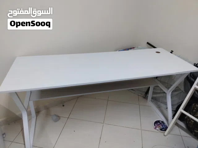 مكتب العاب او دراسه بلون ابيض بحرف K مستخدم به بعض الخدوش و لالوان