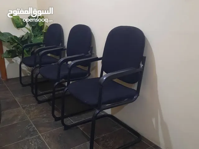 كراسي مكتبية نظيفة
