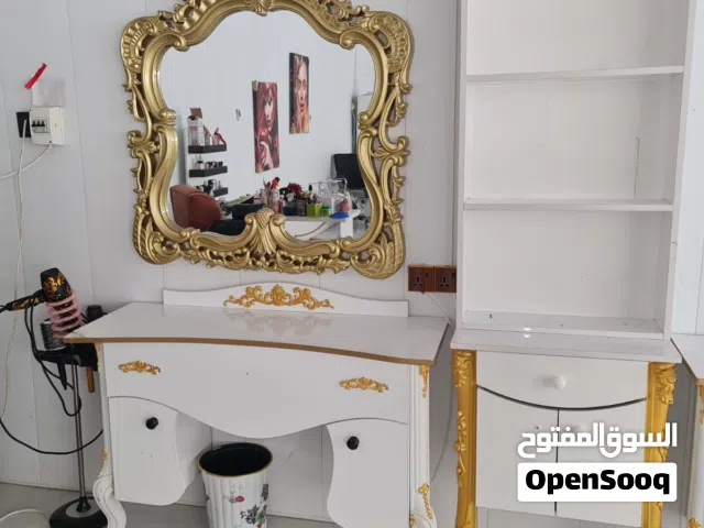 صالون للايجار موثث نصف اثاث ويصلح شقه اوصالون ويحتوي على سبالات عدد3 ونص تخم قنفات ومريات وموزه