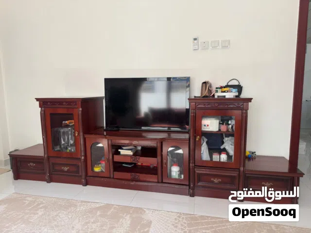 طاولة تلفزيون ثقيلة