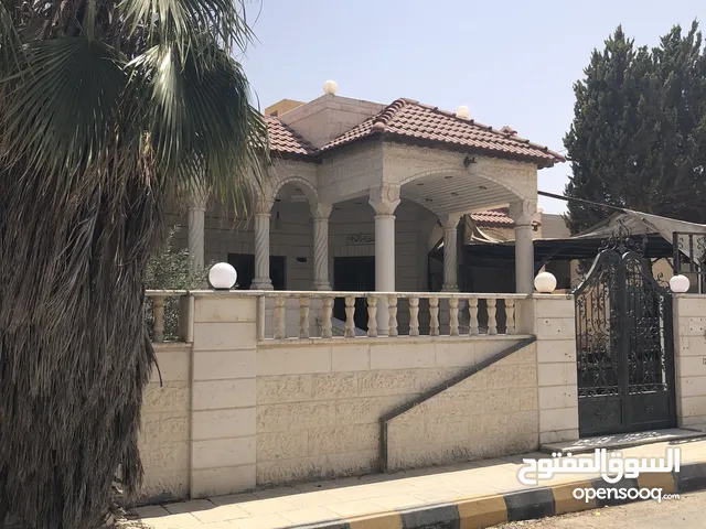 180 m2 4 Bedrooms Apartments for Rent in Mafraq Al-Hay Al-Hashmi
