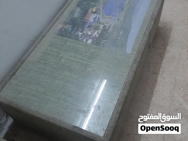 طقم طاولة وسط مع طربيزتين بتصميم مميز للبيع