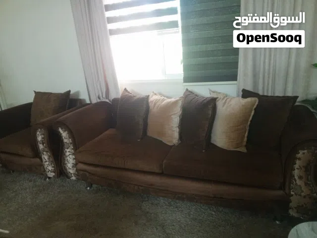 كنب جلوس مع طاولات وبيرو