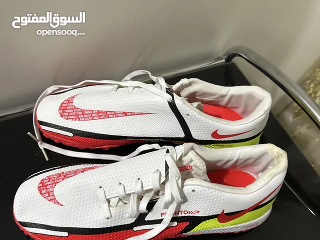 بوت كرة قدم من شركة نايك