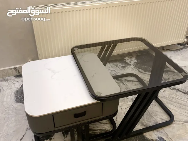 طاولة عصرية متعددة الاستخدامات وقطعة ديكور استثنائية– أناقة وفخامة في قلب منزلك!