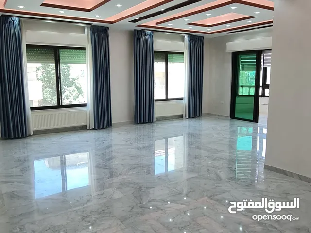 شقة للبيع في تلاع العلي الجاردنز 200م طابق اول علي شارعين بحالة جيدة جدا بسعر مغري