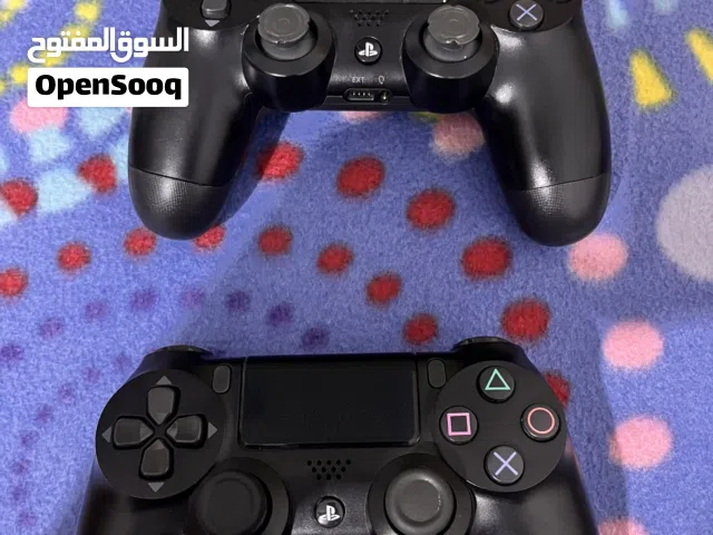 كنترول بلايستيشن 4 للبيع و بحالة جيده جدا وحده اصليه و الثانيه كوبي ماستر نفس الاصلي بزبط الثنتين