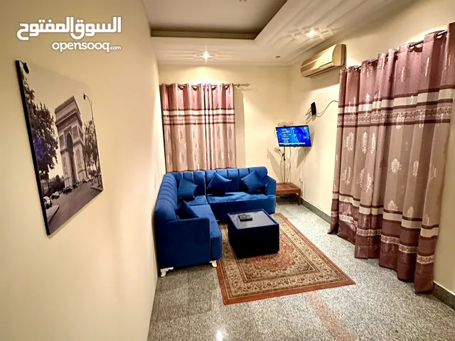 شقة غرفة وصالة مفروشة بالعذيبة الشمالية قريب شارع 18 نوفمبر خلف نفط عمان مقابل kfc (بدون شيكات)