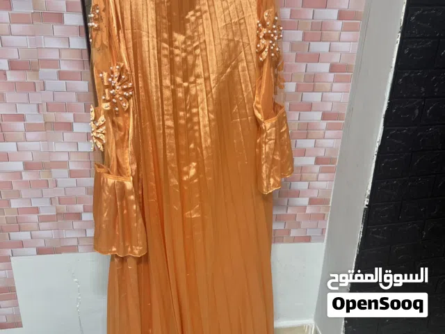 لون اورنج ويجي فيه كسرات يحلي الجسم في اللبس