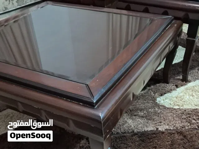طاولات غرفة ضيوف بالواح زجاج وحدة كبيره وثنتين صغار