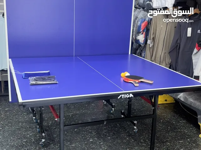 طاولة تنس Stiga – صيني نخب أول، إطار معدني متين، قابلة للطي، مع مضربين وكرات هدية