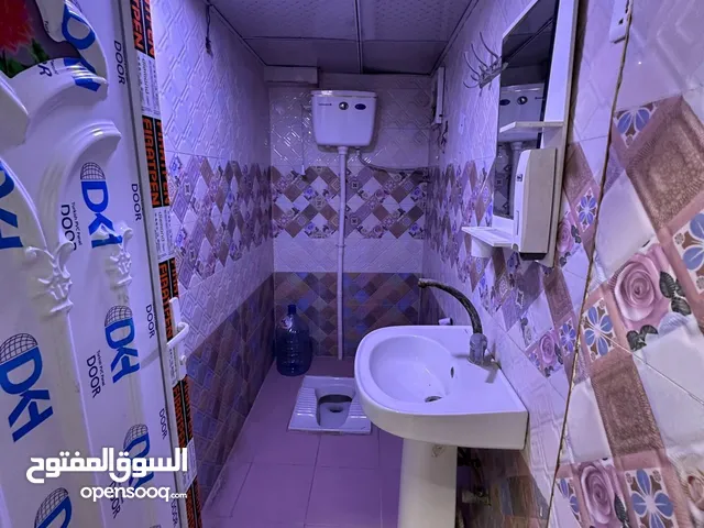 دار تجاري للايجاز في منطقة حي صنعاء مقابيل مول شنشل مساحة 300 متر