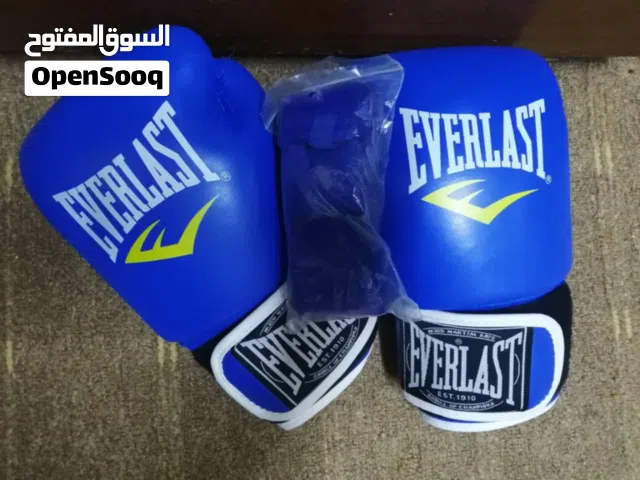 كيس ملاكمه مع قفازاته بسعر ممتاز و جوده عاليه (زي الجديد)