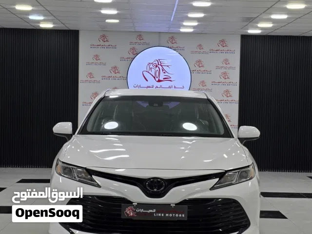 TOYOTA CAMRY 2020 LE باللون الأبيض الخارجي والداخلية الرمادي عائلية اقتصادية اعتمادية فرصة مميزة...