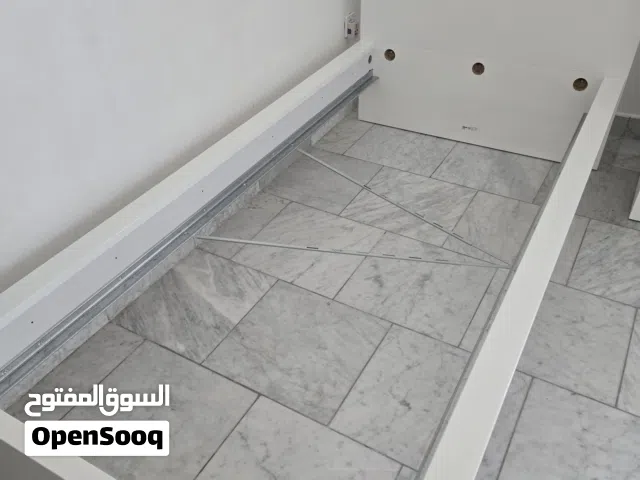 سرير من ايكيا عدد2 لون ابيض حالته جيدة جدا ولا خدش للبيع