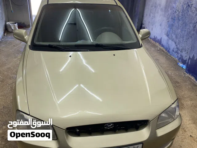 2002 هيونداي فيرنا Standard
