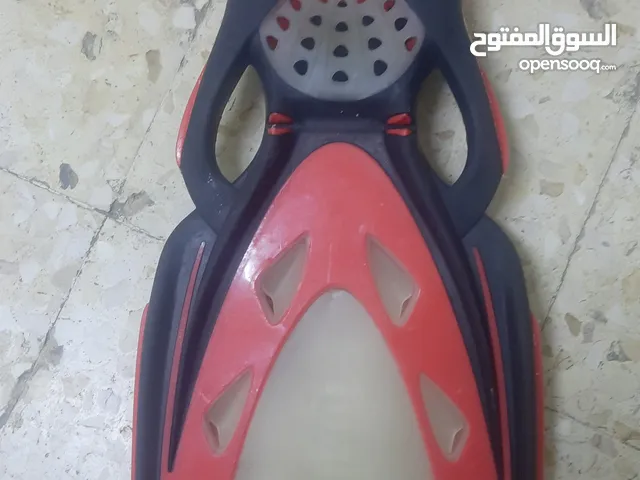 فردة واحدة فقط من زعانف غوص Mares X-Stream. المقاس: R (عادي). يناسب مقاس 41 الى 44