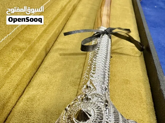 عصى عتم بقبضة الخنجر السعيدة مرصعة بالفضة