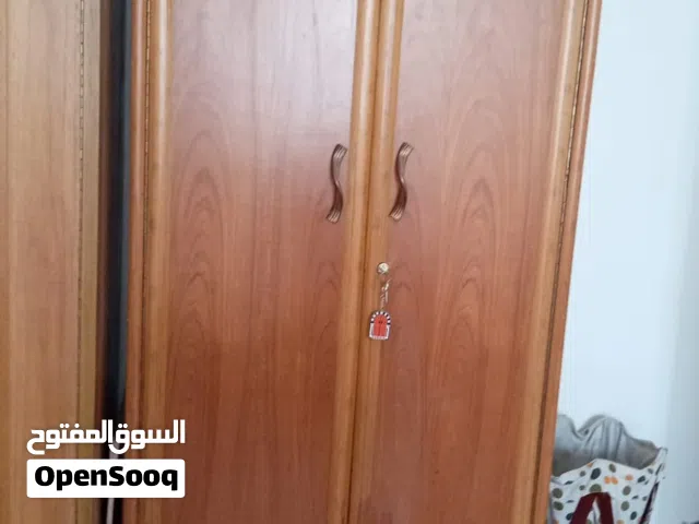 يتوفر لدينا كنتور 2باب وكاونتر يحتوي على سنك  وميز طعام خشبي اصلي معاه 4 كراسي